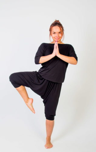 В чем лучше заниматься женщине йогой: советы по выбору одежды