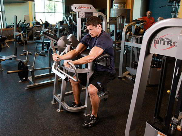 Сгибание рук в тренажере