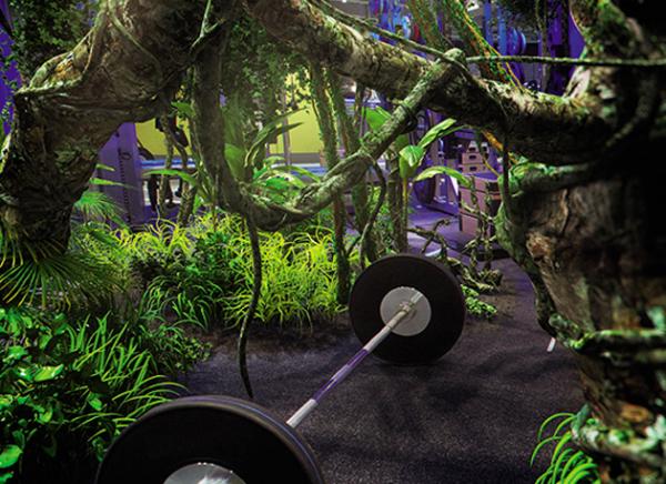 Тренировка во дворе: бордюры, камни, девушки и соседи по дому