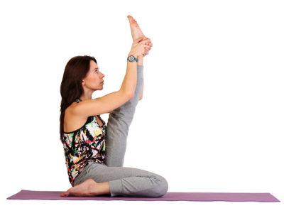 Правильное выполнение Краунчасаны или позы цапли в йоге