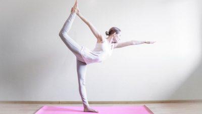 Грациозная, но сложная для выполнения: поза царя танцев Натараджасана в йоге Грациозная, но сложная для выполнения: поза царя танцев Натараджасана в йоге