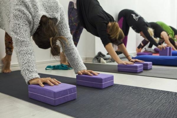 
    Коврик для йоги нескользящий и другие снаряды для индийской практики
  