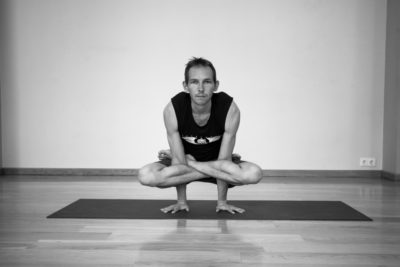 Укрепите все тело, включив в практику Куккутасану или позу петуха