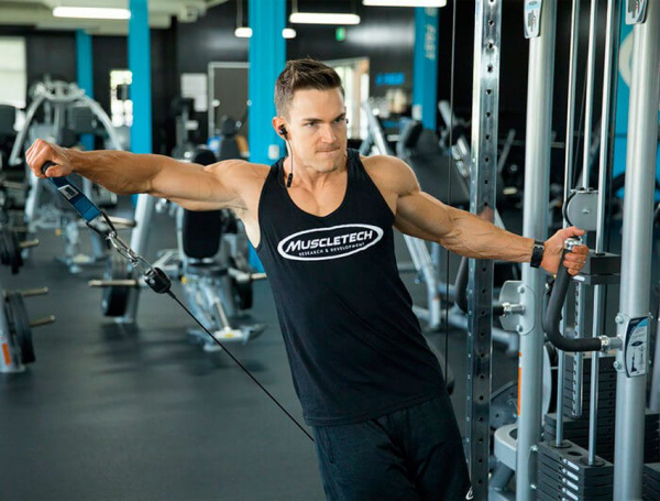 Отведение руки в сторону на блоке