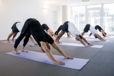 Все особенности и принципы Аштанга-виньясы йоги: мощное укрепление тела и духа