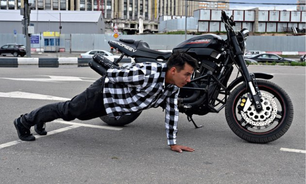 Тренировка байкера-трюкача: как заниматься, чтобы освоить стантрайдинг Тренировка байкера-трюкача: как заниматься, чтобы освоить стантрайдинг