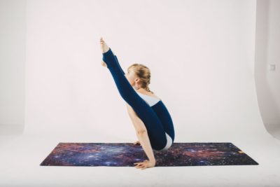 Поза светлячка в йоге или Титтибхасана: упражнение на баланс и силу для продвинутых