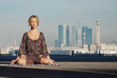 Здесь и сейчас: практикуйте медитацию осознанности и устанавливайте связь со Вселенной